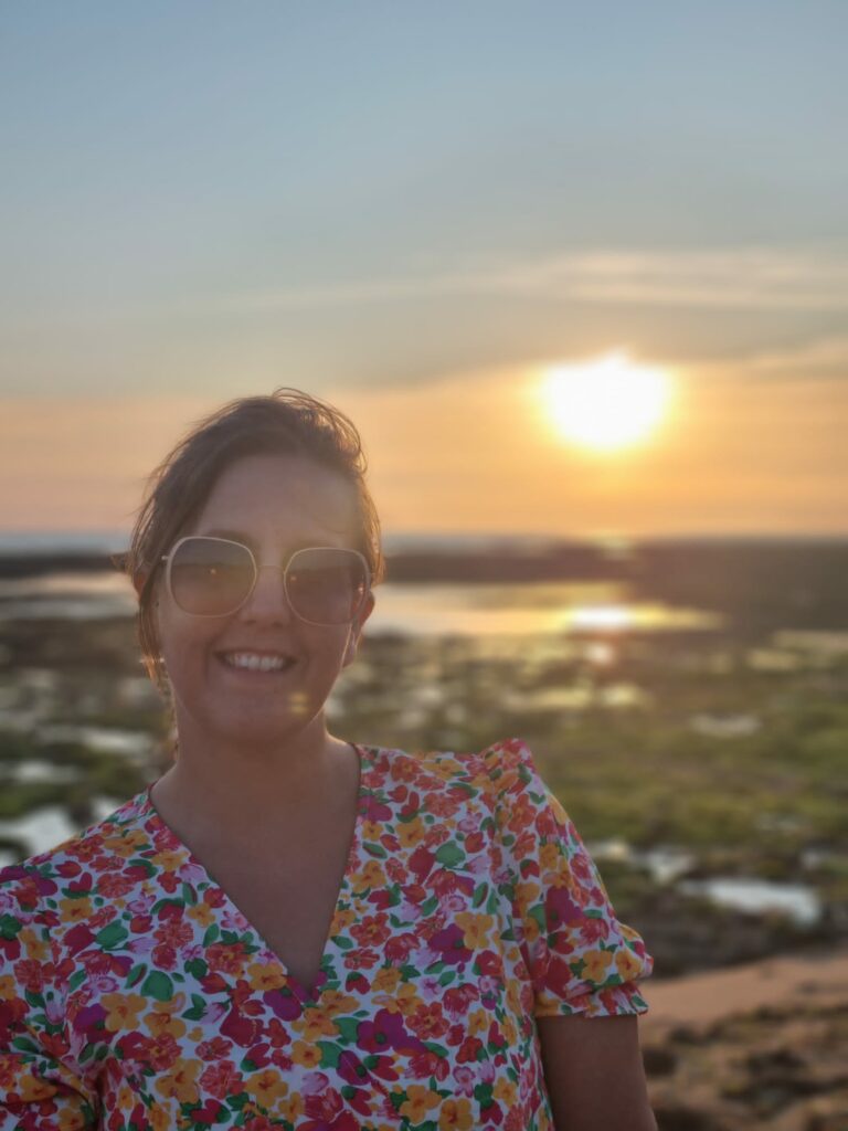 Pauline Thiodat, kinésithérapeute et fondatrice du cabinet Né pour Sens à Issoire, souriante au coucher du soleil