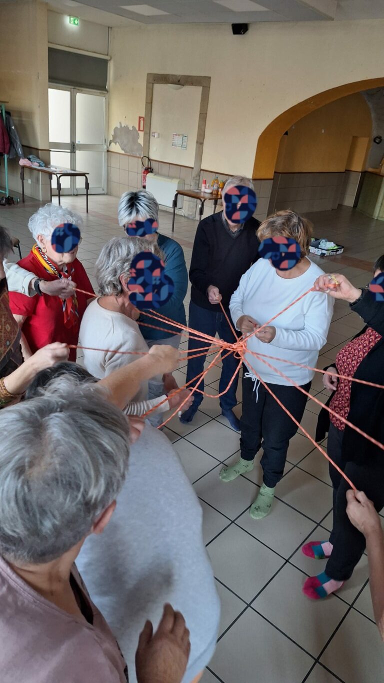 Atelier séniors - exercice collectif en groupe